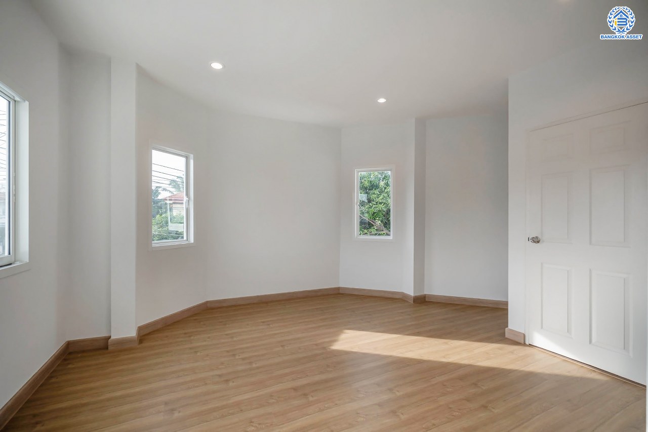 บ้านมือสองตกแต่งใหม่ โครงการ เศรณีลากูน วัดลาดปลาดุก หลังมุม ตอบโจทย์ทุกการใช้ชีวิต เนื้อที่ 59.9 ตร.ว. ฟังก์ชัน 3 ห้องนอน 3 ห้องน้ำ ทำเลเดินทางง่าย สะดวกสบายใกล้รถไฟฟ้าสายสีม่วง "สถานีคลองบางไผ่" ทางด่วน "กาญจนาภิเษก" และห้างสรรพสินค้าเซ็นทรัลเวสต์เกต